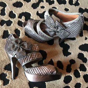 Bow heels— perfect for night out or the holidays